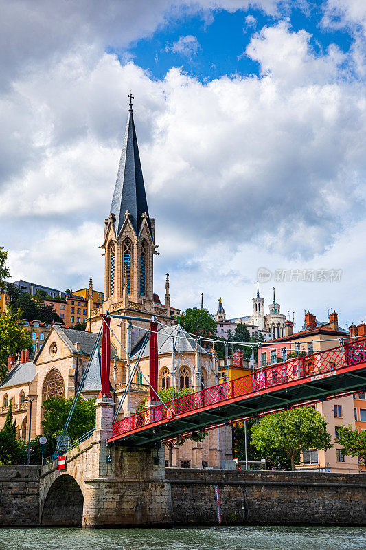 里昂Vieux Lyon市美丽的圣乔治教堂建筑，从Saone河看法国的纪念碑